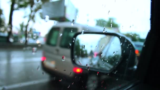 Día lluvioso dentro de la vista del coche mojado camino gotas en la ventana — Vídeo de stock