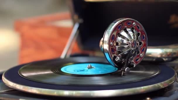 Vintage gramofon playing music — Stock video