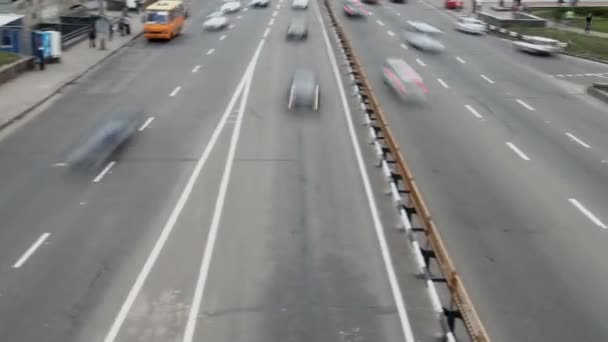 Passeren van stad verkeer auto's bridge — Stockvideo