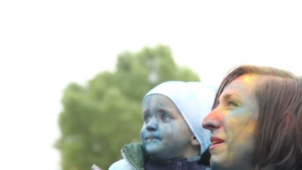 Mère et enfant tout-petit peint visages heureux sourire avoir du plaisir — Video