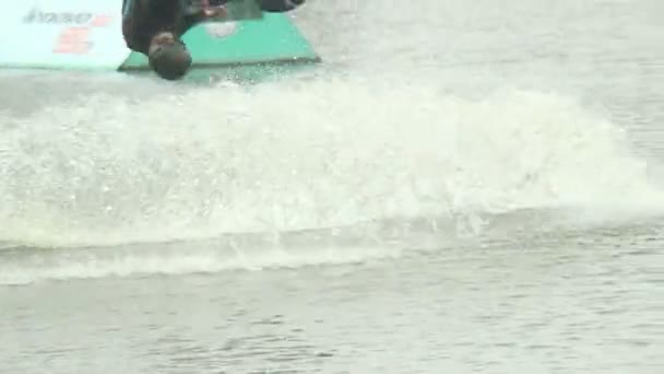 Riding wakeboard man shows tircks and summersaults, water sport — Stock Video