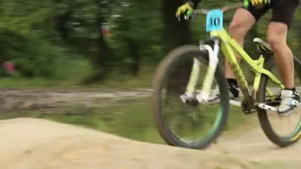 Dos competidores de bicicletas BMX terminan la carrera de circuito, ganando la ronda — Vídeo de stock