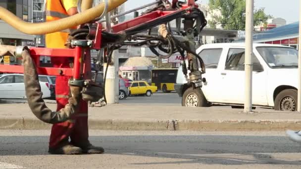 Pracovník zlepšení špatné silnice promáčknutí den — Stock video