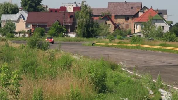 Legendariska tyska Porsche 356c på vägen — Stockvideo