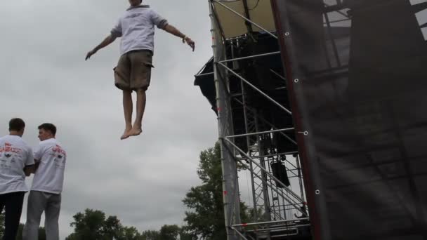 Summersaults and stunts on trampoline, road circus training — Stock Video