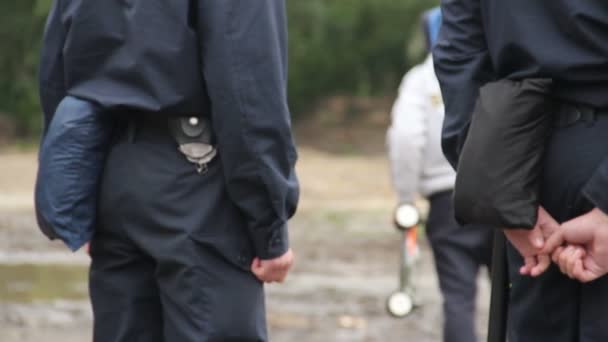 Los hombres de seguridad sirven para proteger a la gente — Vídeo de stock