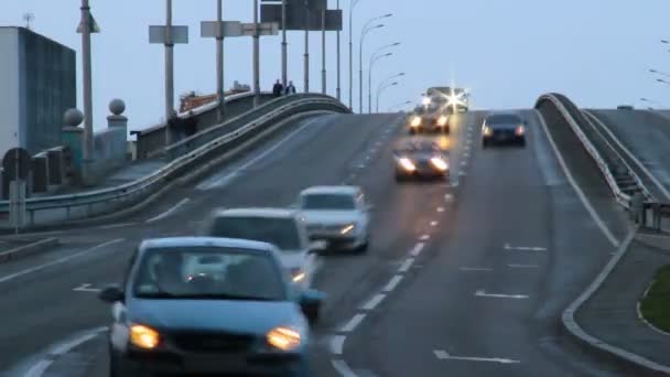 Tausend Autos fahren in der Abenddämmerung durch die Stadt — Stockvideo