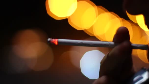 Cigarrillo en la mano fumar tráfico masculino noche de la ciudad — Vídeos de Stock