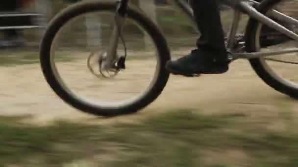 Radrennen: Mann rast auf Radrennstrecke auf Gegner ein — Stockvideo