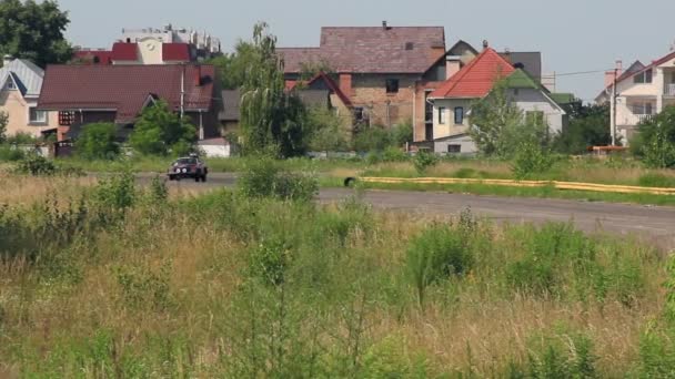 Czerwony sport Szukam rocznika samochodu Mercedes 450 Slc w międzynarodowych wyścigach — Wideo stockowe