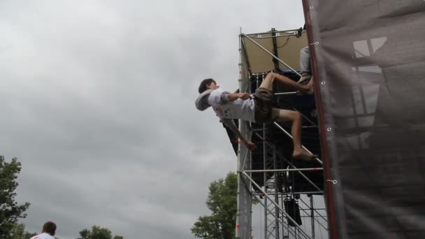 Akrobatické trampolína kroky prováděné mladých dospělých mužů, den — Stock video