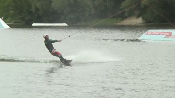 Profesjonalne wakeboarder wykonuje sztuczki, skoki na trampolinie — Wideo stockowe