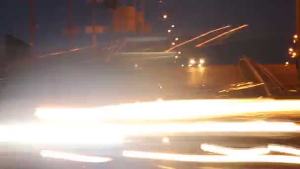 Timelapse de la noche del atardecer coches de conducción — Vídeos de Stock