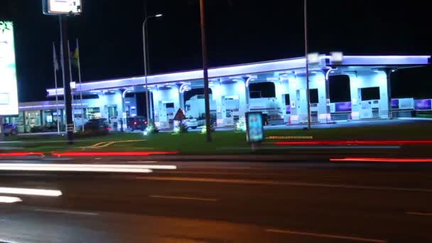 Benzin istasyonunda gece timelapse — Stok video
