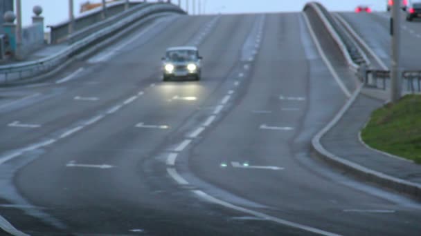 Moskvich radziecki samochód jazdy autostradą sam — Wideo stockowe