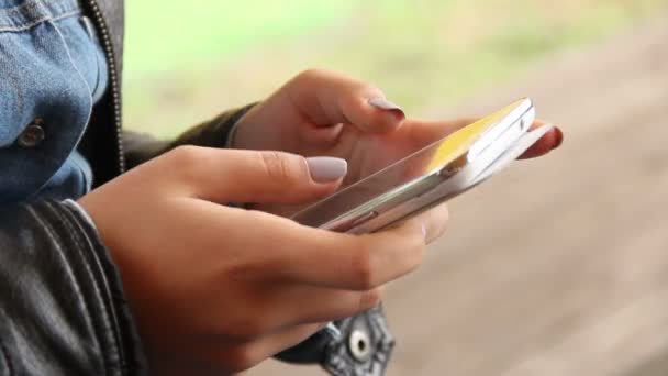 Téléphone tactile mains 