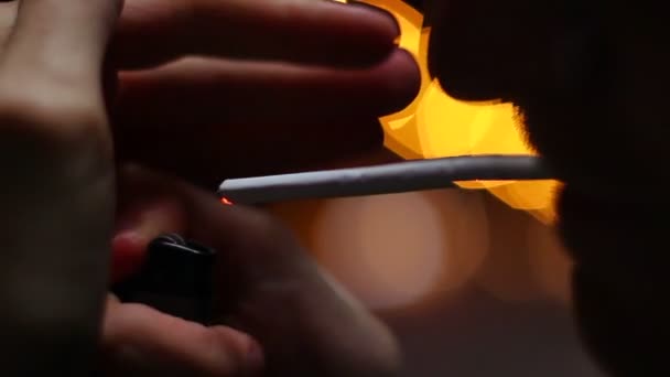 Курець запалює сигарету і курить — стокове відео