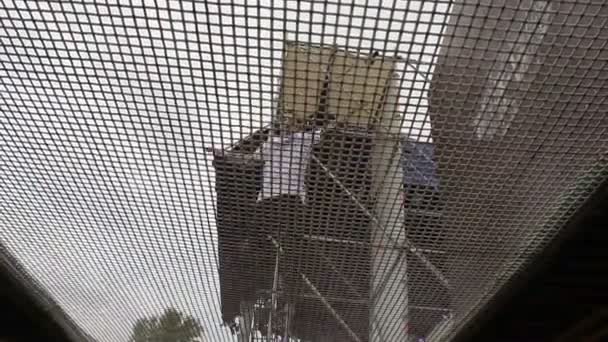 Låg vinkel skott under trampolin hoppning kullerbyttor och stunts — Stockvideo