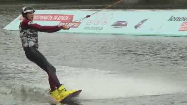 Wakeboarder saltos mostra truques cambalhotas, água desportista — Vídeo de Stock