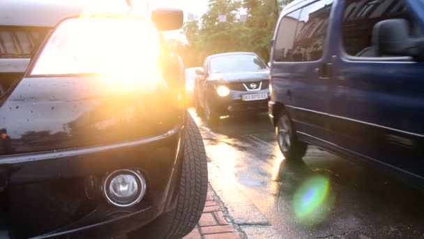 Tráfego automóvel dia chuvoso estrada molhada cidade geleia — Vídeo de Stock