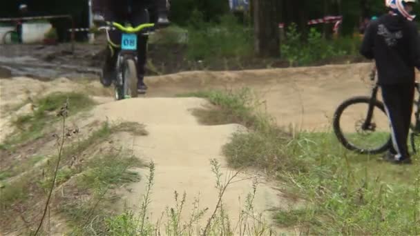 Concursantes desafío BMX pista de prueba antes de la carrera de bicicletas comienza — Vídeos de Stock