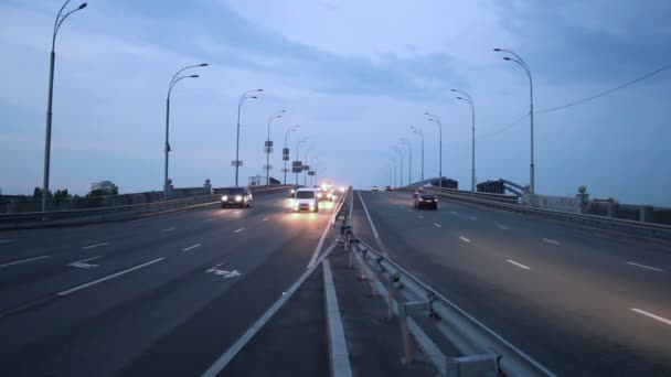 Avión aterrizando sobre autopista de la ciudad — Vídeos de Stock