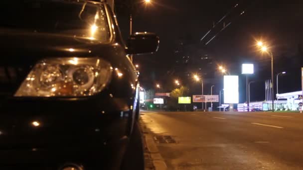 Tráfico nocturno de la ciudad, los coches pasan, timelapse — Vídeo de stock