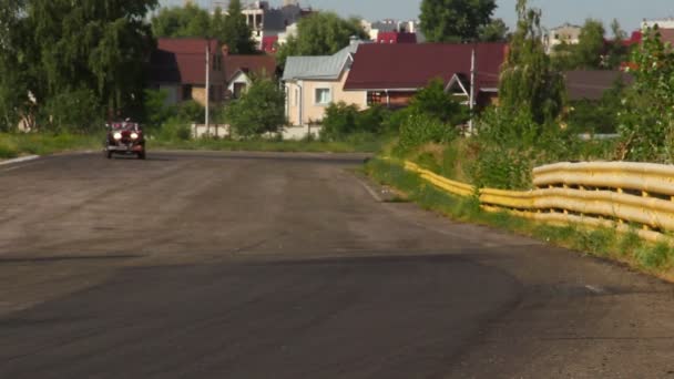 Luksusowy kabriolet klasycznych samochodów chrysler 75 roadster, buick 25 x przechodzi szybko — Wideo stockowe