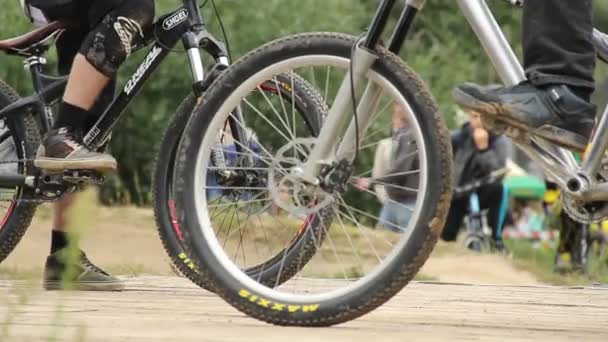 Início da corrida BMX competição circuito de bicicleta — Vídeo de Stock