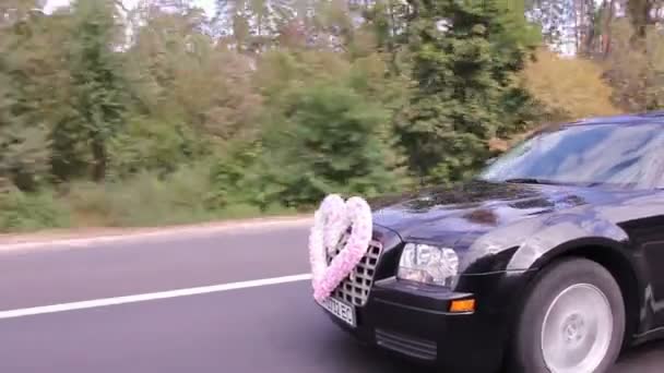 Свадебный автомобиль — стоковое видео