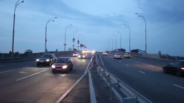Atardecer carretera carretera ciudad tráfico — Vídeo de stock