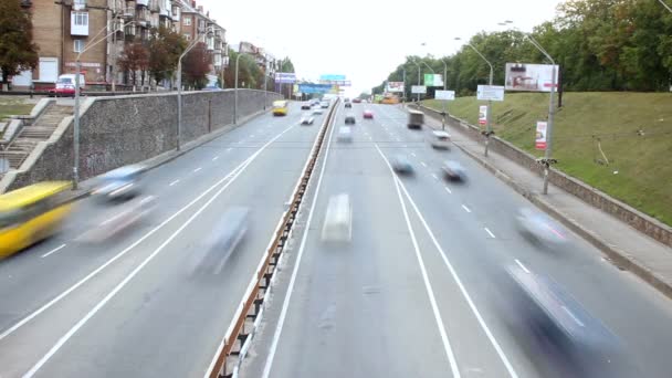 Verschwommene Autos fahren in beide Richtungen — Stockvideo