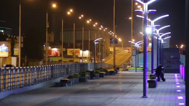 Marciapiede vuoto marciapiede in notte città time lapse — Video Stock