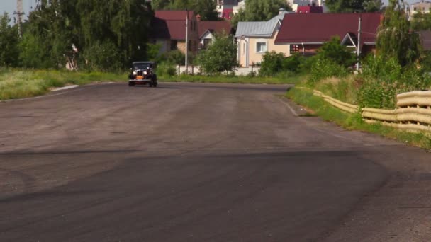 Nice shot of several retro vintage cars on driveway — Stock Video