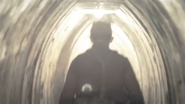 Soldat soviétique marchant dans un abri souterrain 