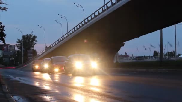 Автомобили Timelapse, городской автодорожный мост — стоковое видео