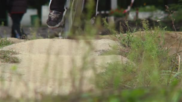 BMX devre yarış biniciler parça zemin test — Stok video