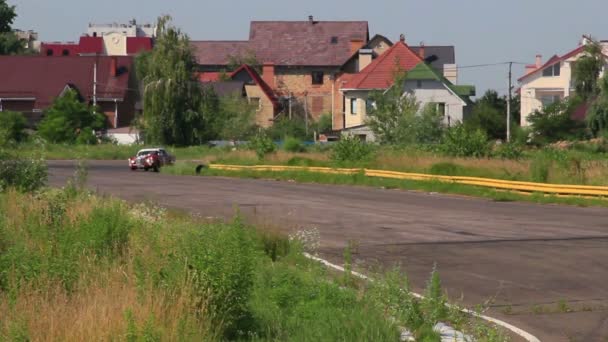 Mercedes 280 se körning med lampor som aktiverat över förorten röd vintage lyxbil — Stockvideo