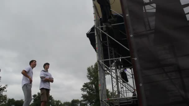 Super vysoké skoky na trampolíně, umělec šplhá až ke zdi — Stock video