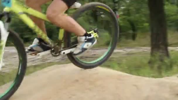 Radsport-Challenge lockerer, Radrennfahrer auf dem vorletzten Platz — Stockvideo