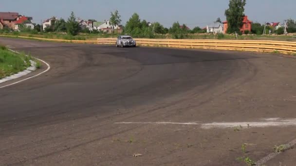 Vintage plata Jaguar MkII con luz adicional en el techo — Vídeo de stock