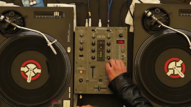 DJ in discotheek schommelen aan muziek grooving — Stockvideo