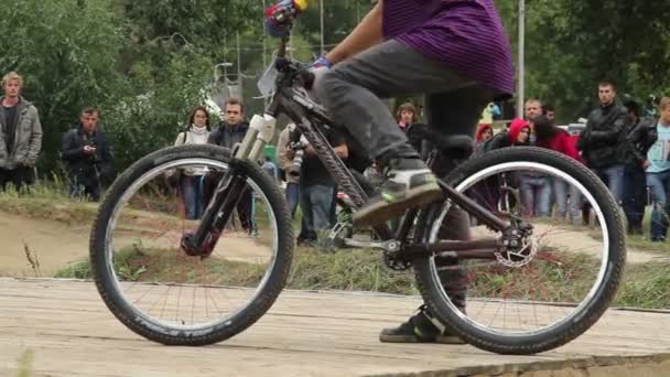 BMX racers prepare for circuit race spinning steering, start — Stock Video