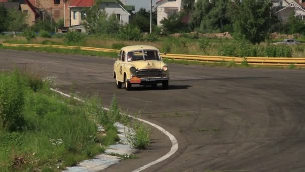 Vintage morris oxford een licht gebroken langzaam bewegende gevolgd door jaguar mkii — Stockvideo