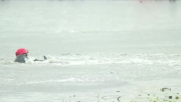 Wakeboarder esik a talajfelszín víz után jumping a trambulin — Stock videók