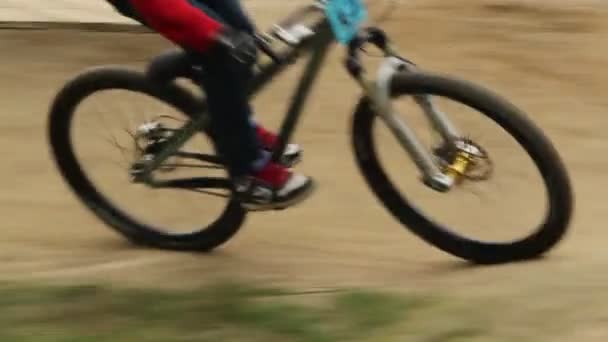 Bicycle sportsman rides bike on circuit racing contest, pedals — Stock Video