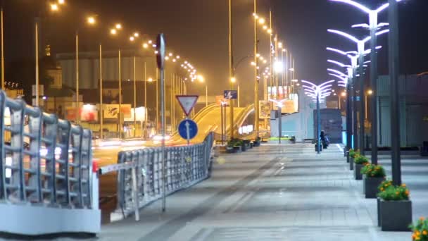 Människor som vandrar natten i staden trottoaren bilar — Stockvideo