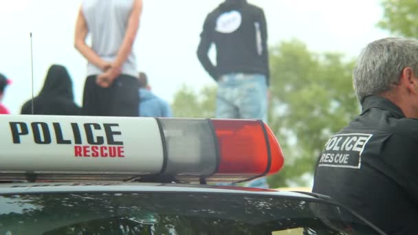 Homme policier près de la voiture — Video