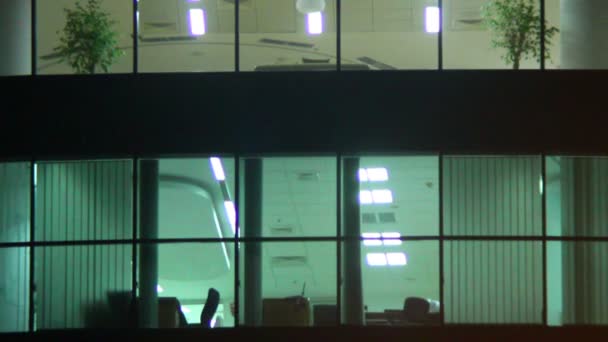 Office windows nachtdienst — Stockvideo