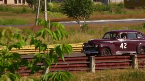Старая киношная винтажная машина Ford Super Deluxe на дороге — стоковое видео